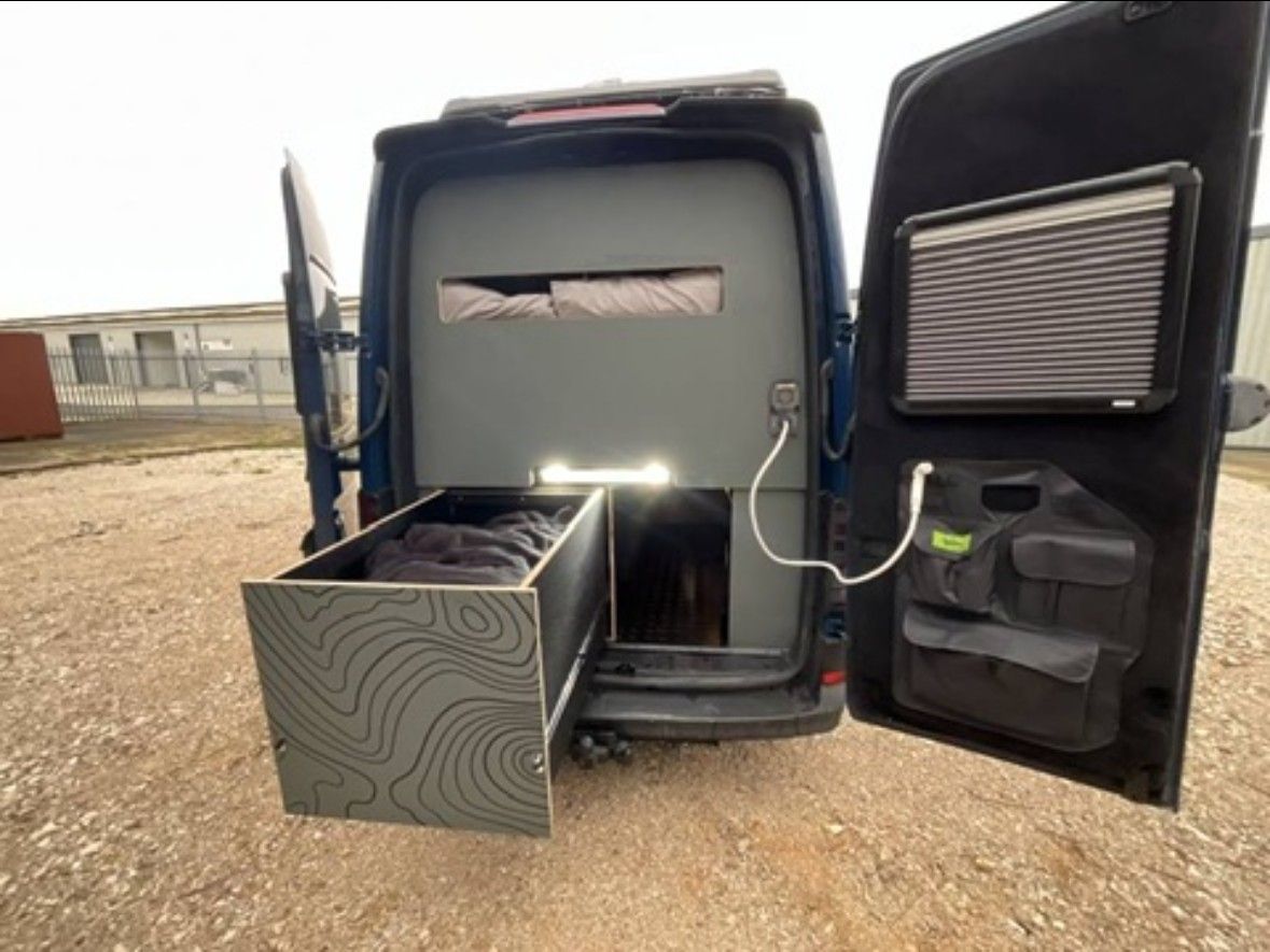 Pull-out rear drawer: Contour-print storage drawer.